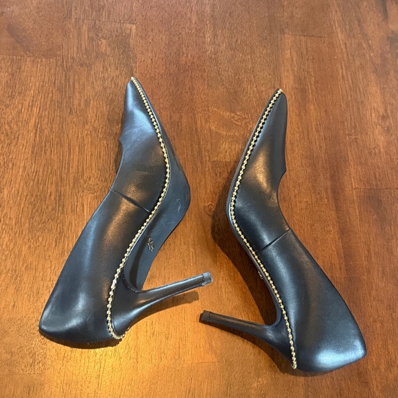 Coach Black Leather Waverly Pumps with Pointed Toe and Gold Bead Trim size 6.5 - Picture 3 of 12